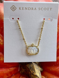 PUMPKIN SHORT PENDANT NECKLACE GOLD MOTHER OF PEARL
